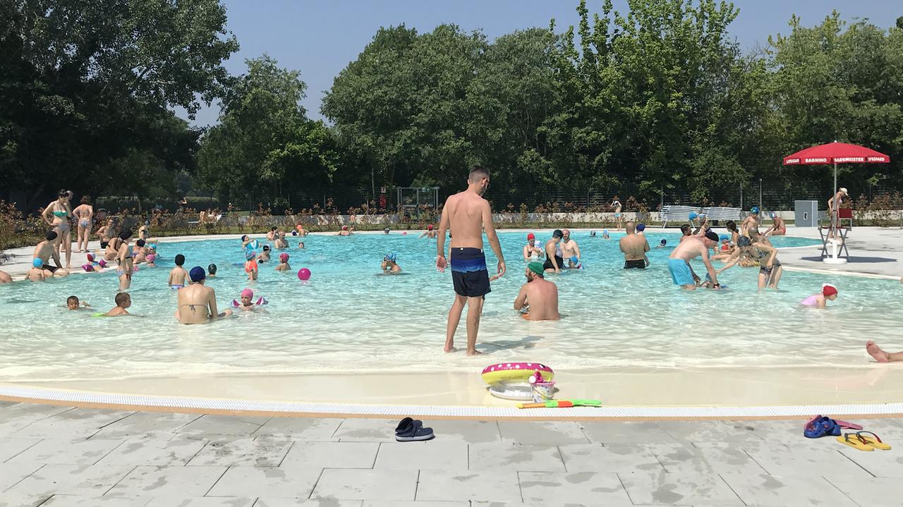Ferrara. Piscina Bacchelli, «problemi all'acqua già risolti ma rubati 300 lettini e 150 ombrelli»<br>