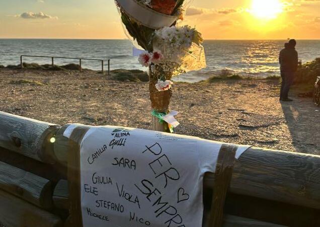 Livorno, rubata sul Romito la maglia dedicata a Luca e distrutti i fiori portati dagli amici<br>
