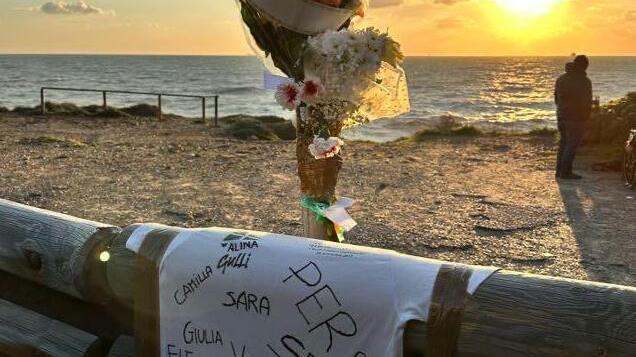 Livorno, rubata sul Romito la maglia dedicata a Luca e distrutti i fiori portati dagli amici<br>