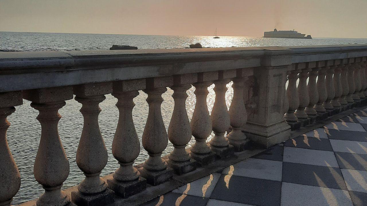 Livorno, il mare gioca con luci e ombre. Grazie a Luca Vanni
