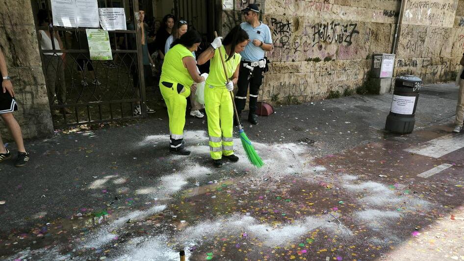 La pulizia fuori da una scuola dopo il caos
