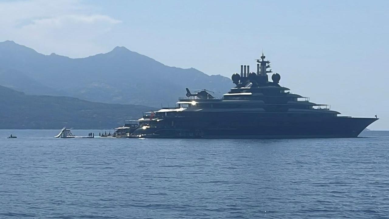 Il super yacht Luminance all'Elba (foto Ezio Cairoli)