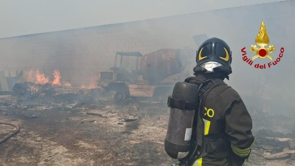 Incendio di origine dolosa devasta la zona industriale