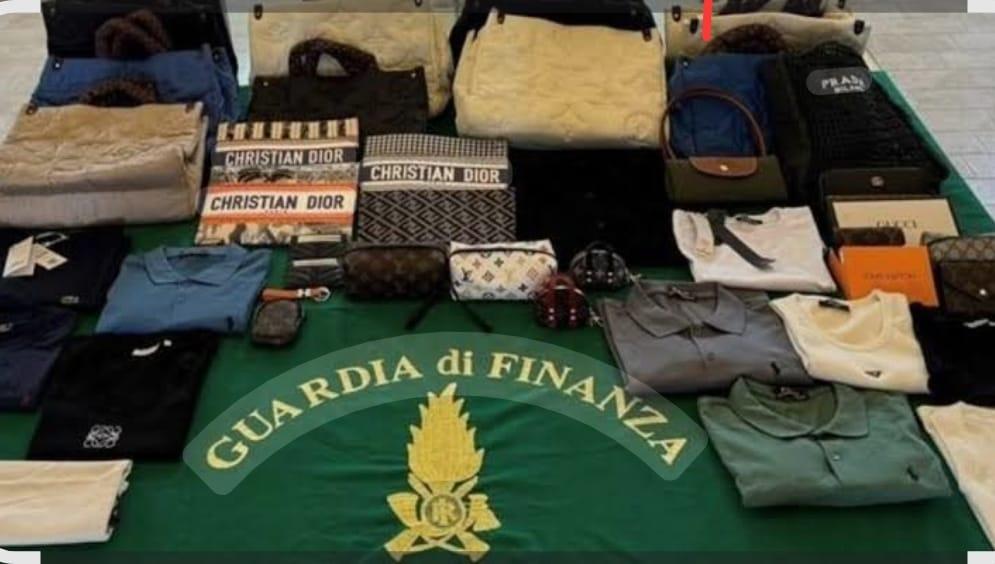 Vendeva merce contraffatta al mercato: maxi sequestro di 200 t-shirt, pantaloni e felpe