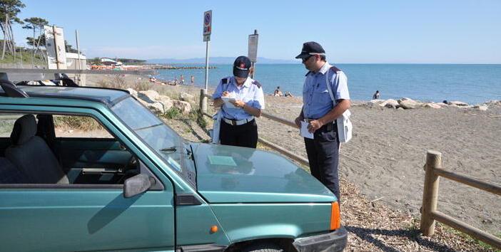 
	I vigili multano un&rsquo;auto alle Gorette (Foto d&rsquo;archivio)

