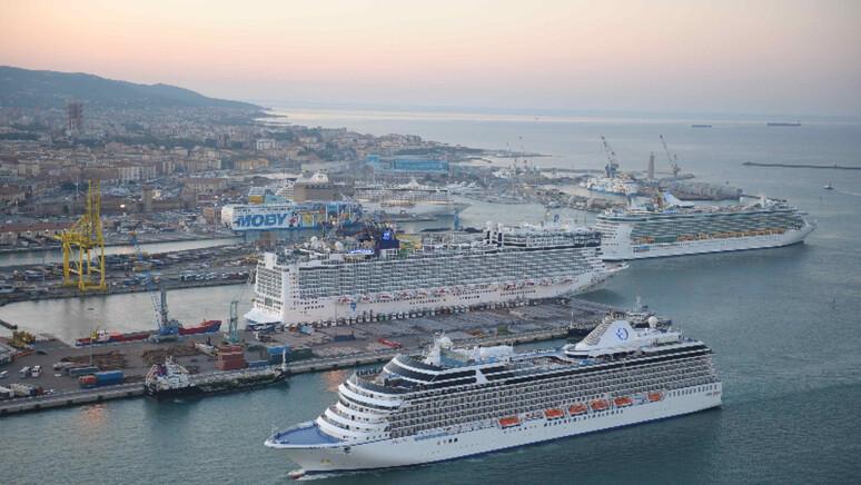 Navi da crociera a Livorno (foto di archivio)