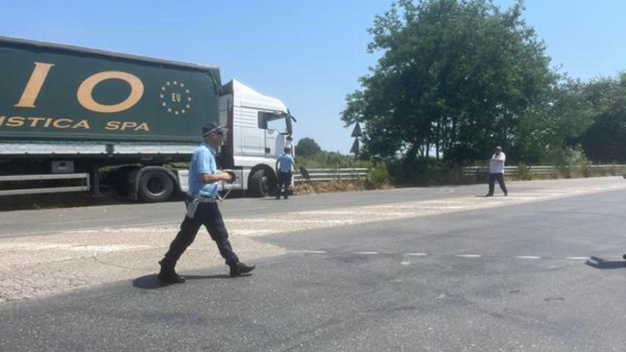 Livorno, camionista sardo muore dopo lo schianto con un mezzo dei rifiuti