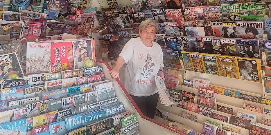 
	Giulietta Becchi saluta i clienti

