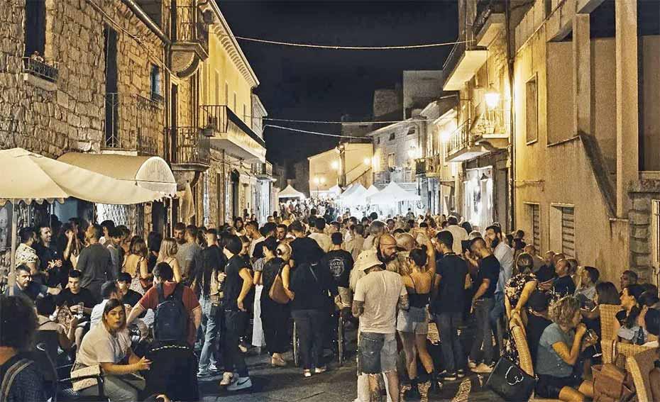 Libri, musica e degustazioni: ad Aggius ritornano i “Martedì nel borgo”
