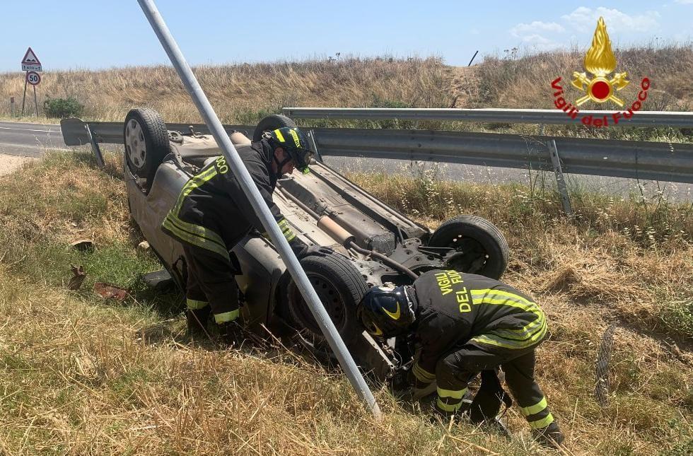 L’auto finisce fuori strada e si ribalta, un ferito