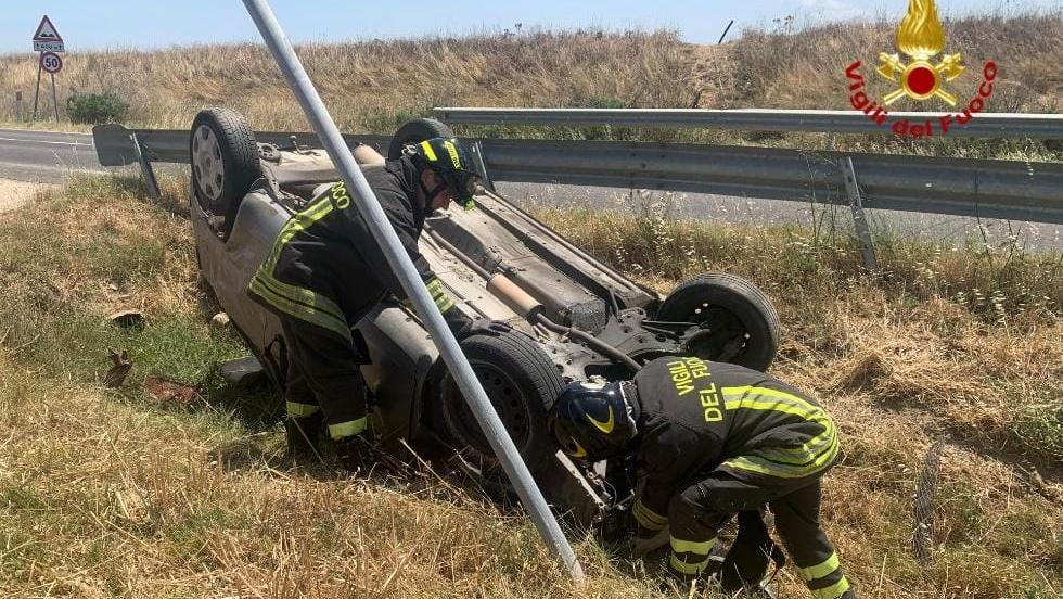 L’auto finisce fuori strada e si ribalta, un ferito