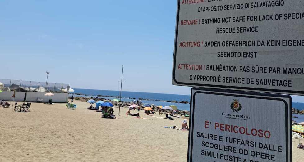 La spiaggia libera davanti all'ex Colonia