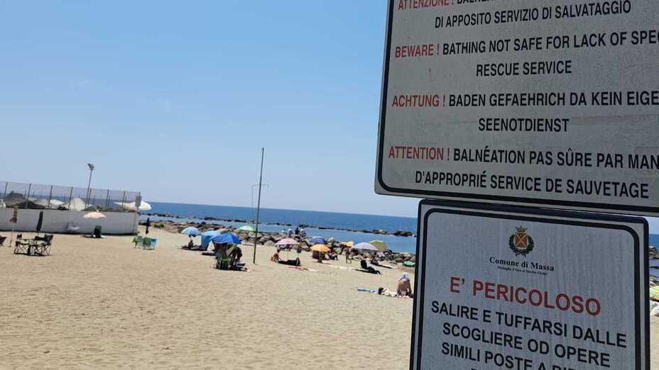 La spiaggia libera davanti all'ex Colonia