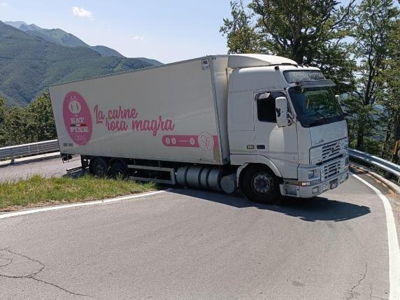 Castiglione, camion bloccato sul tornante: traffico ko