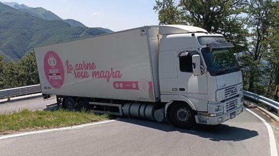 Castiglione, camion bloccato sul tornante: traffico ko
