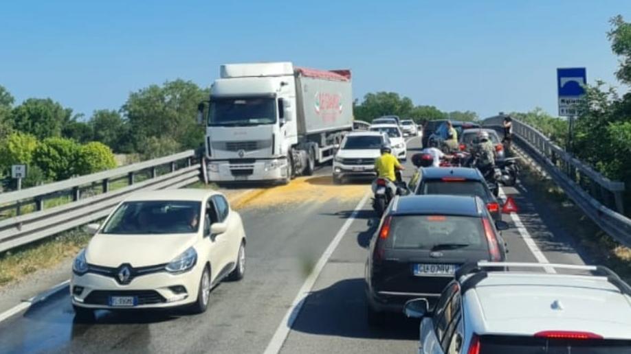 Traffico in tilt sulla Romea per incidente a Porto Garibaldi: code di oltre 2 ore smaltite
