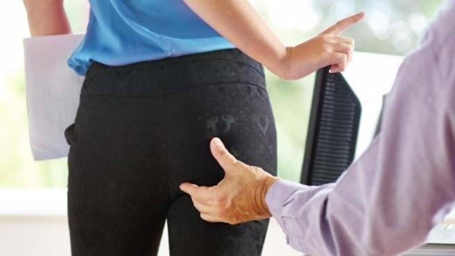 Pacche sul sedere di una collega: 29enne a processo per violenza sessuale