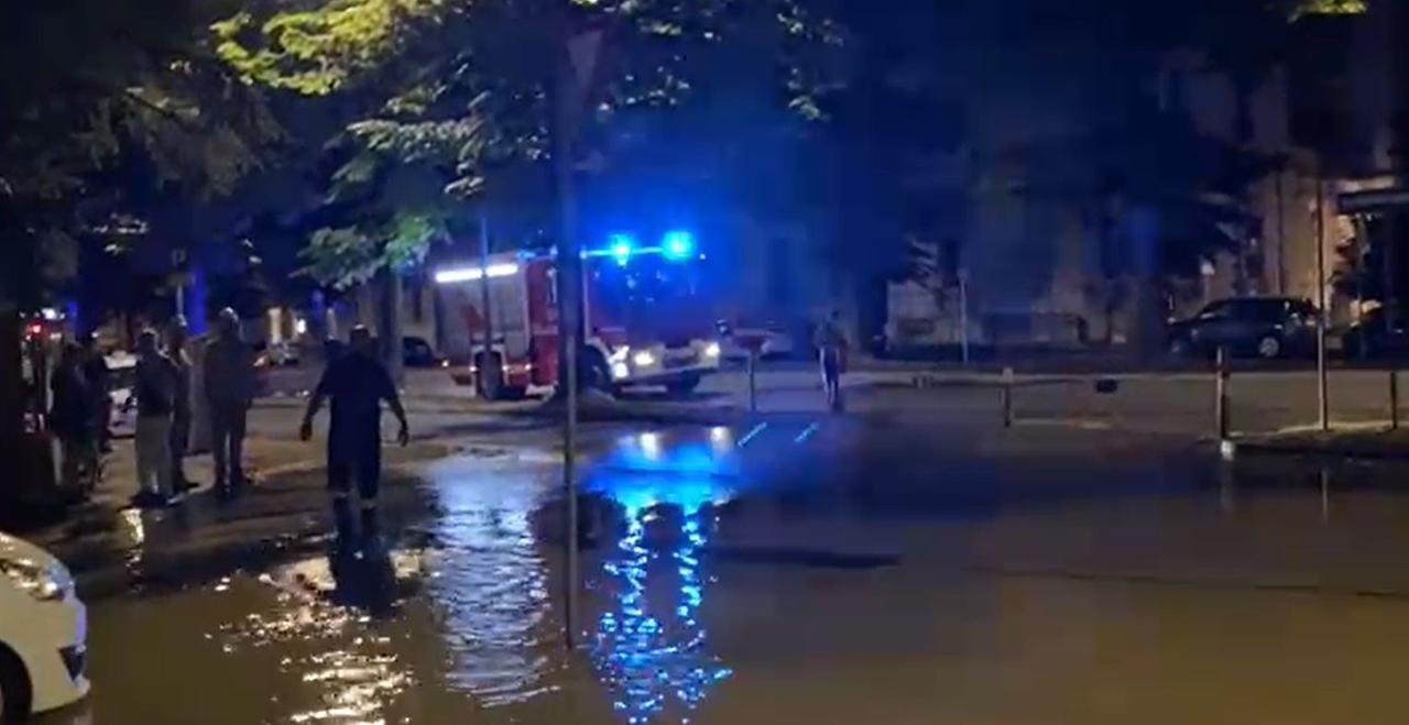Si rompe una tubatura a Ferrara, viale Cavour allagato