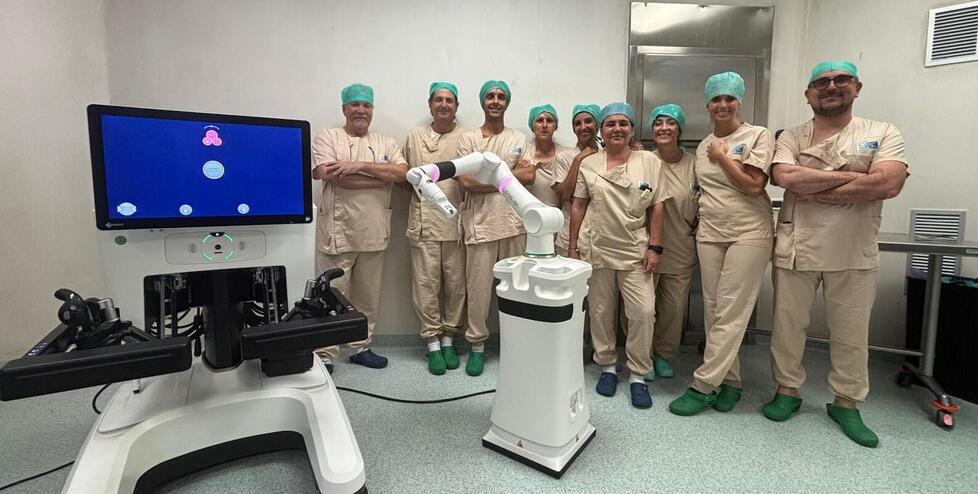 
	L&rsquo;&eacute;quipe di Urologia degli Spedali Riuniti subito dopo il primo intervento con il robot

