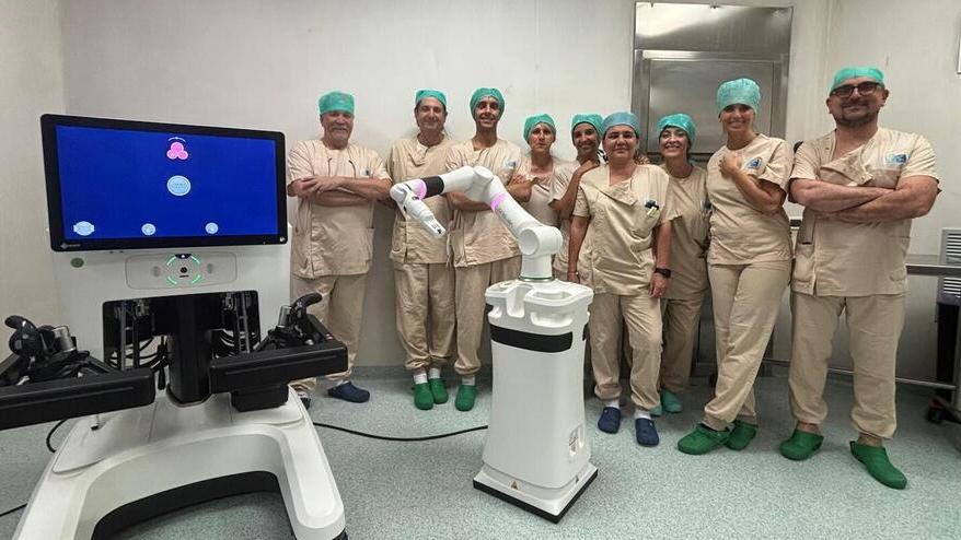 L’équipe di Urologia degli Spedali Riuniti subito dopo il primo intervento con il robot
