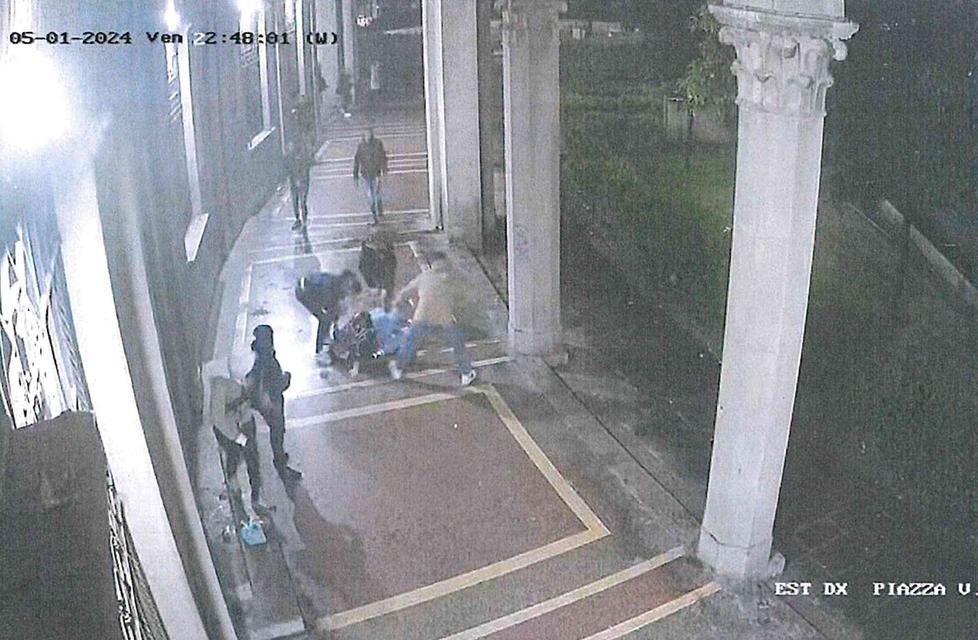 
	Un momento della rissa ripreso dalle telecamere di sorveglianza

