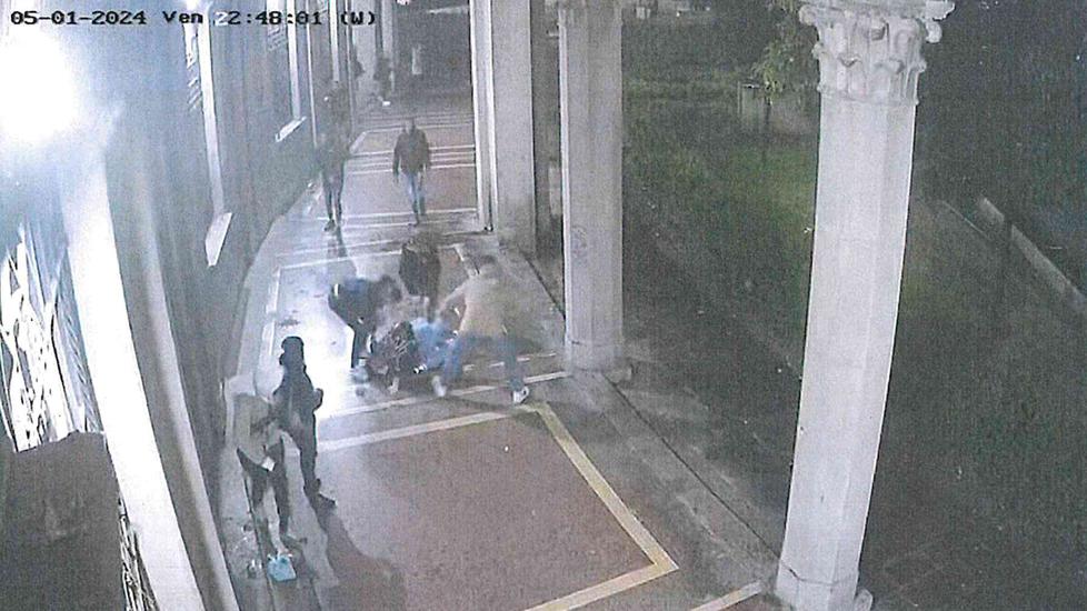 Un momento della rissa ripreso dalle telecamere di sorveglianza