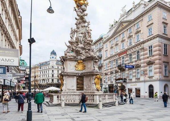 
	La piazza a Vienna dove la turista fiorentina venne messa sotto da una Porsche

