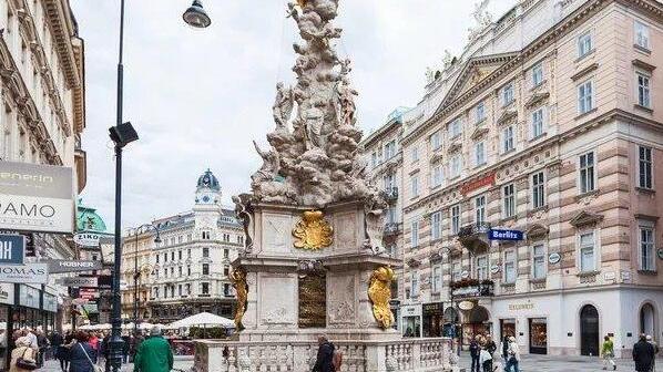 La piazza a Vienna dove la turista fiorentina venne messa sotto da una Porsche