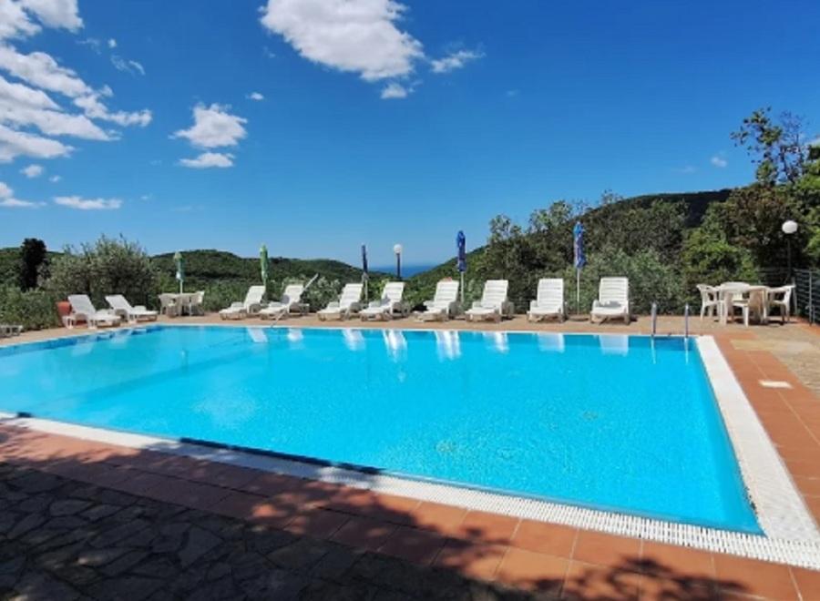 La piscina del "Blucamp Natural Village" di Campiglia (foto d'archivio)