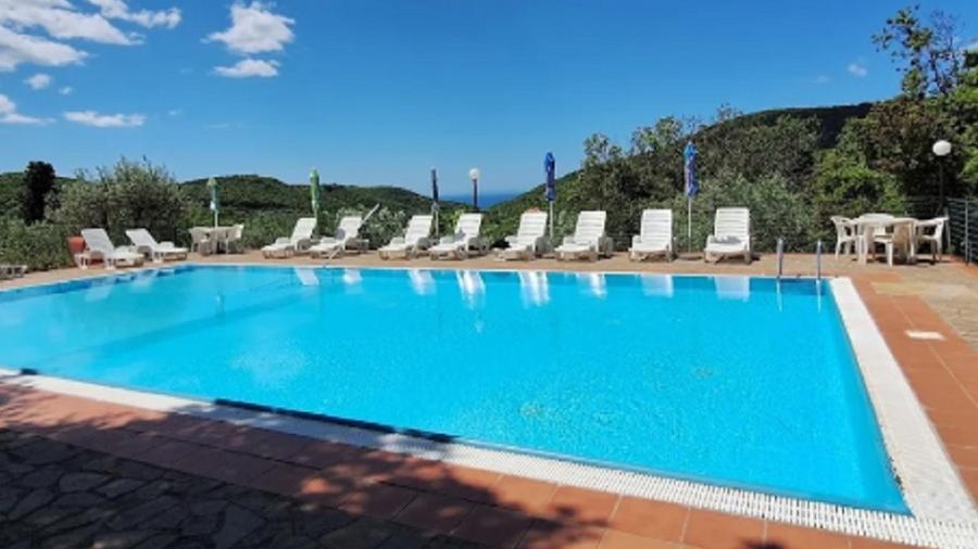 La piscina del "Blucamp Natural Village" di Campiglia (foto d'archivio)