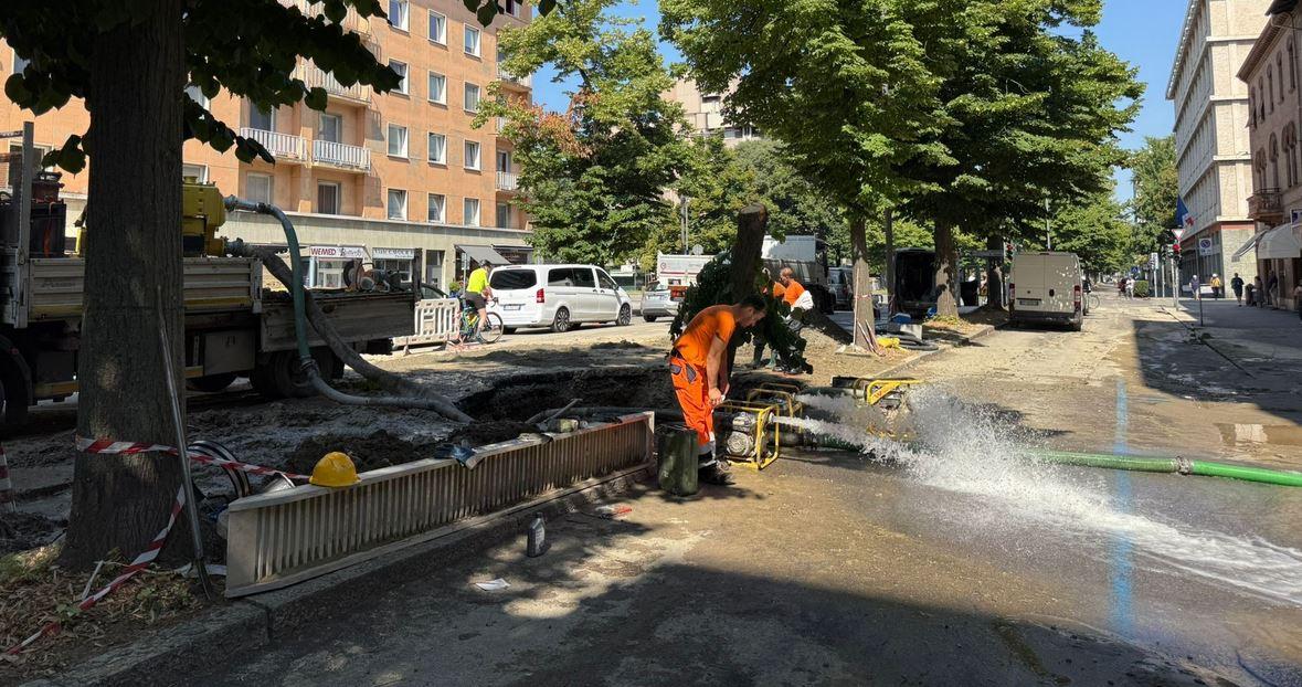 Viale Cavour allagato: notte di emergenza a Ferrara