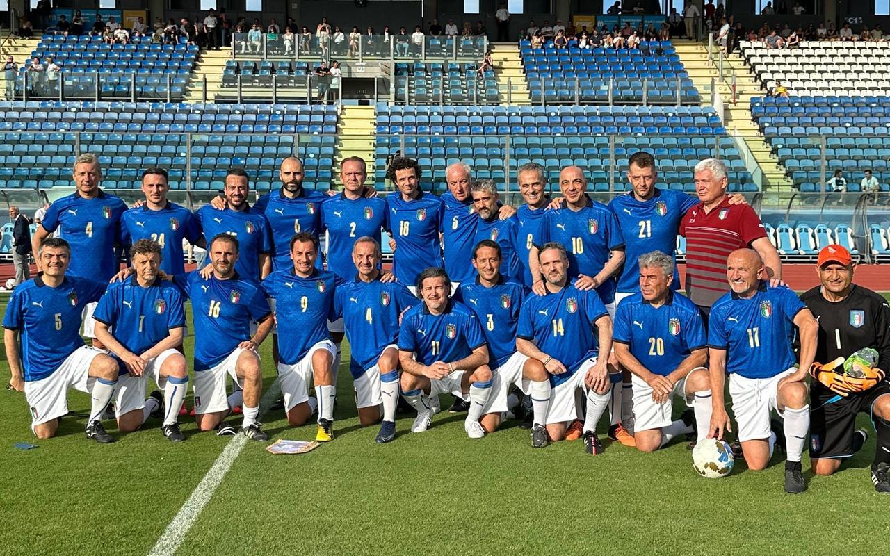 
	La Nazionale Parlamentari con <strong>Andrea Casu</strong> e <strong>Dario Giagoni</strong>&nbsp;(in basso col n.5 e il n.3)

