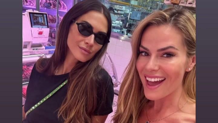 Vacanze smeraldine per Melissa Satta e Thais Wiggers