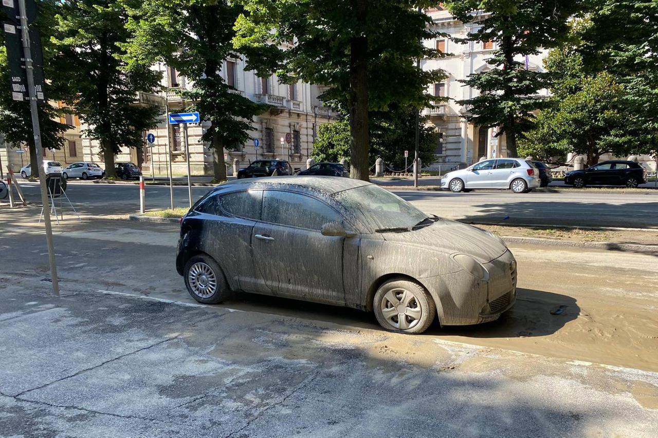 Allagamento a Ferrara, fango e melma in viale Cavour
