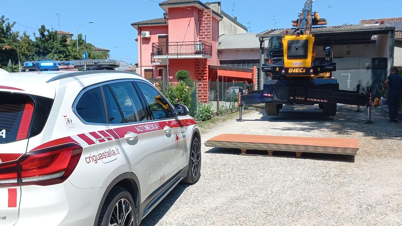 Luzzara, precipita dal tetto mentre lavora: operaio elitrasportato a Parma