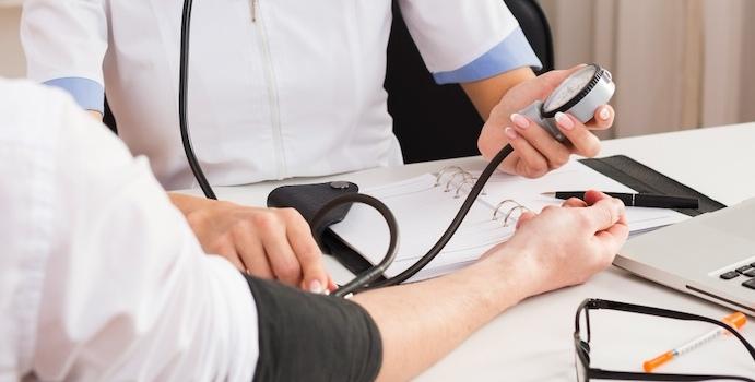
	Per l&rsquo;accusa l&rsquo;imputato firmava i certificati con i nomi e i timbri di altri colleghi

