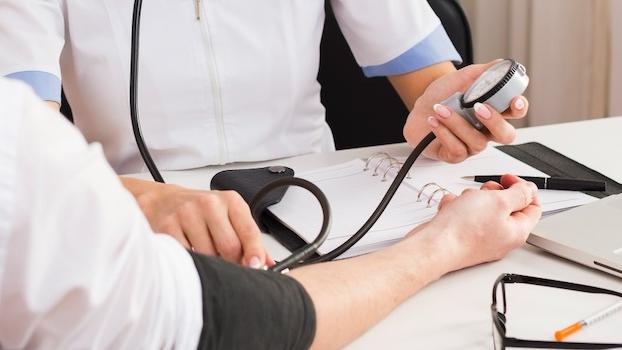 Per l’accusa l’imputato firmava i certificati con i nomi e i timbri di altri colleghi