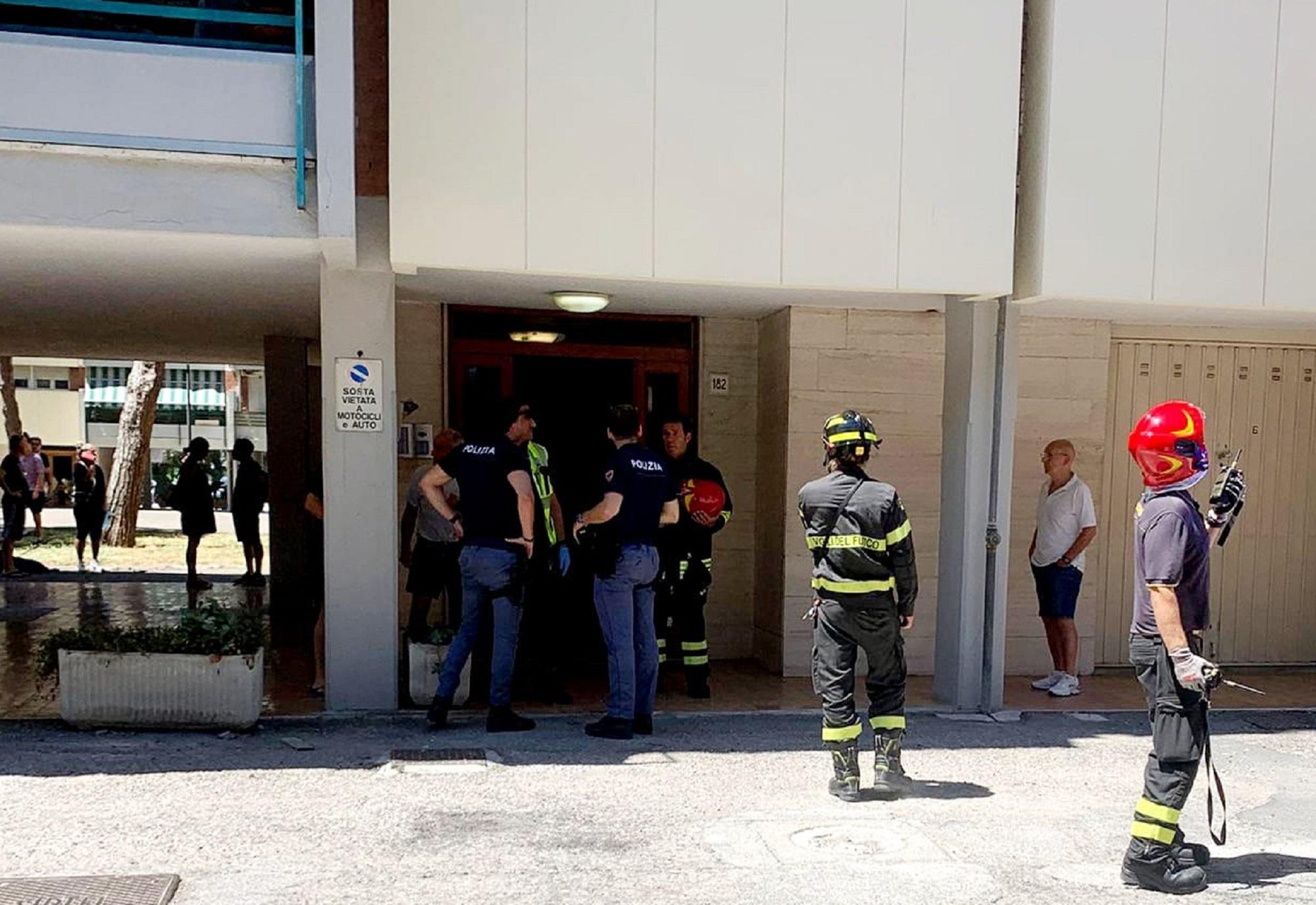 Vigili del fuoco e poliziotti in via Mastacchi