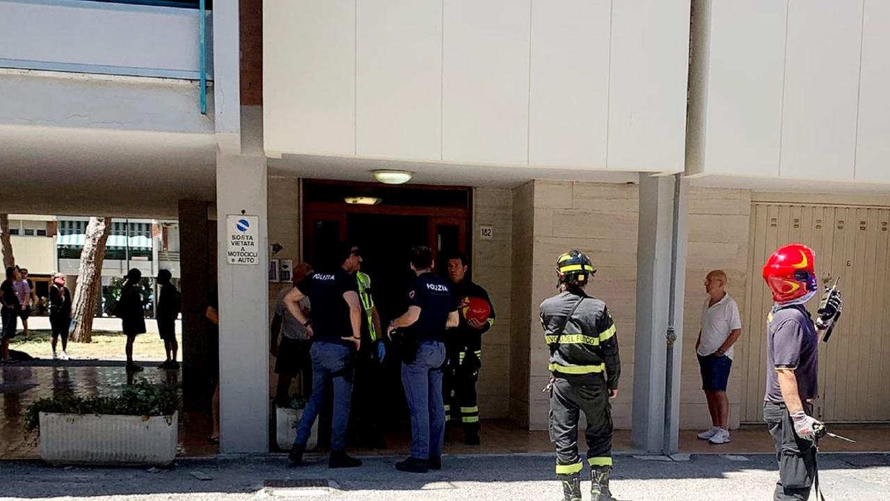 Vigili del fuoco e poliziotti in via Mastacchi