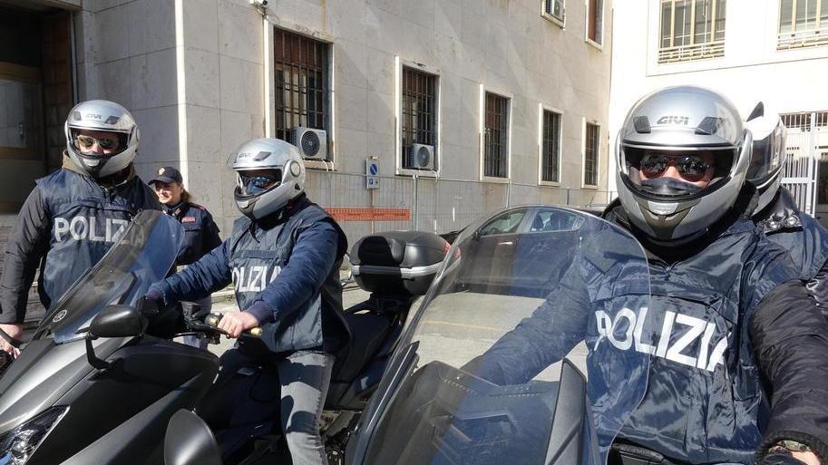 Agenti dei "Falchi" della Squadra mobile di Livorno (foto d'archivio)