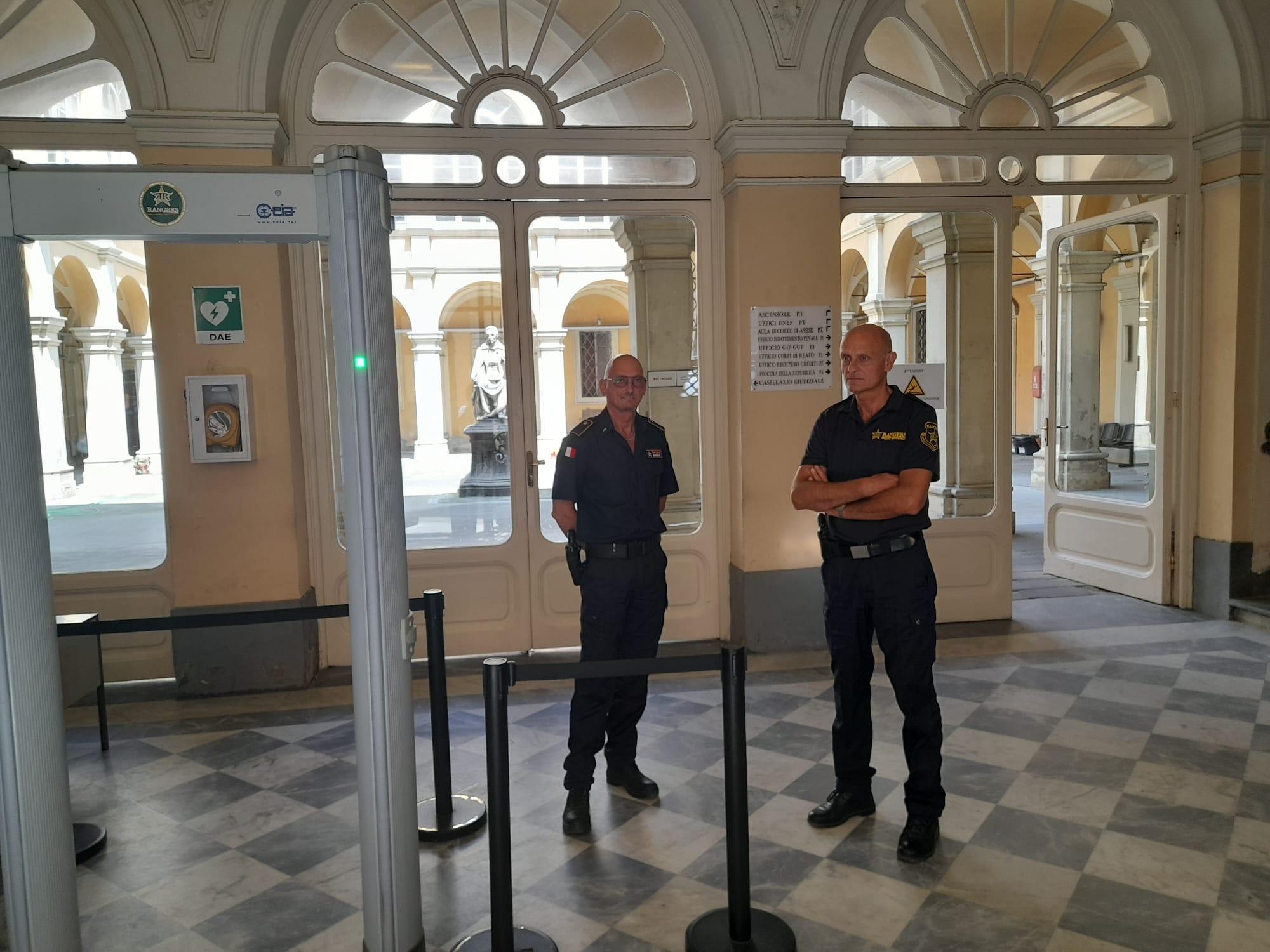Due guardie giurate all'ingresso del tribunale (foto d'archivio)