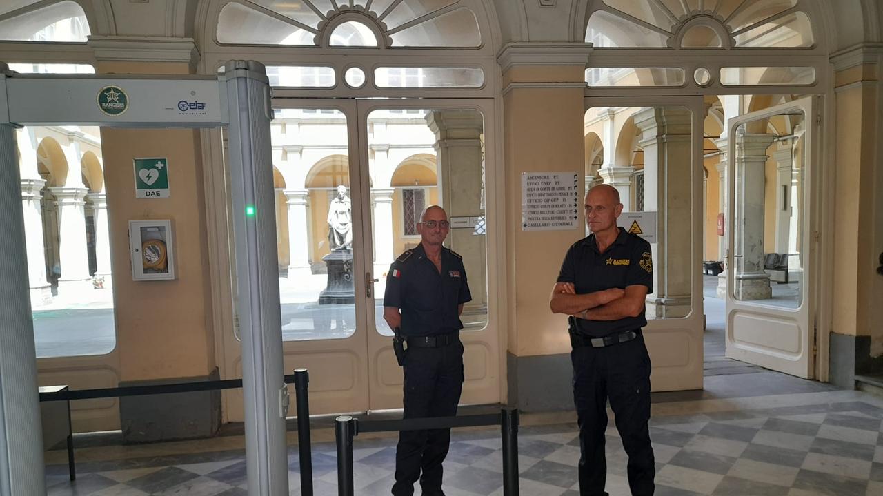 Due guardie giurate all'ingresso del tribunale (foto d'archivio)