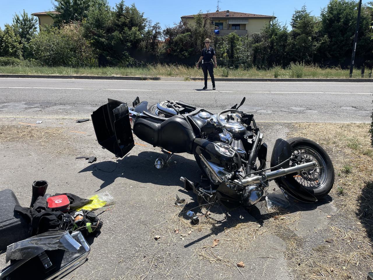 Schianto sulla via Emilia all’altezza di Bagno, grave un motociclista di 50 anni