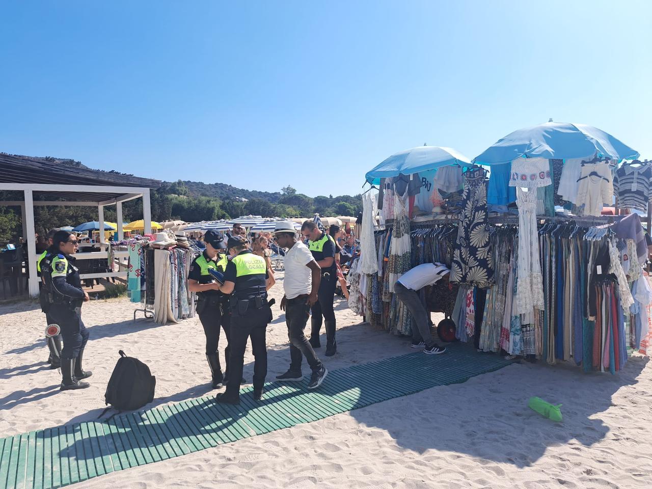 Controlli nelle spiagge: sequestrati centinaia di capi di abbigliamento e multe per oltre 10mila euro