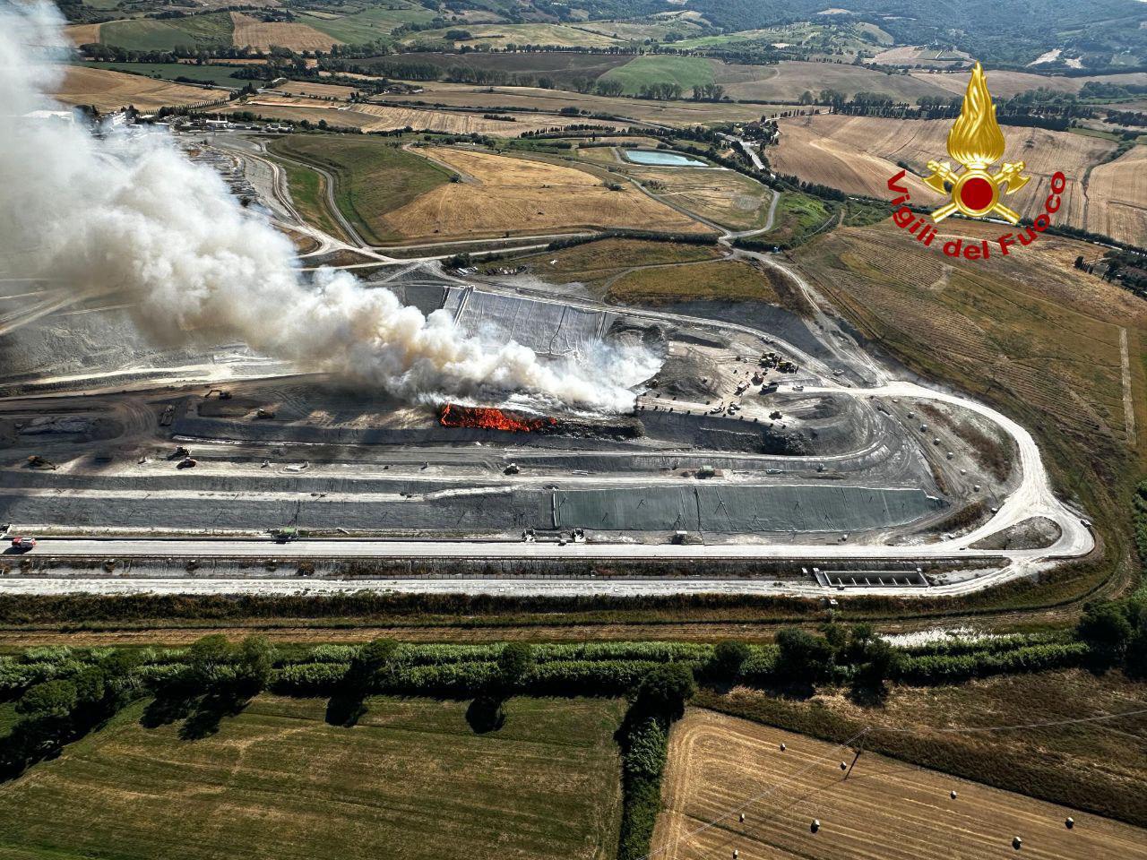 
	L'incendio alla discarica di Scapigliato visto dall'alto

