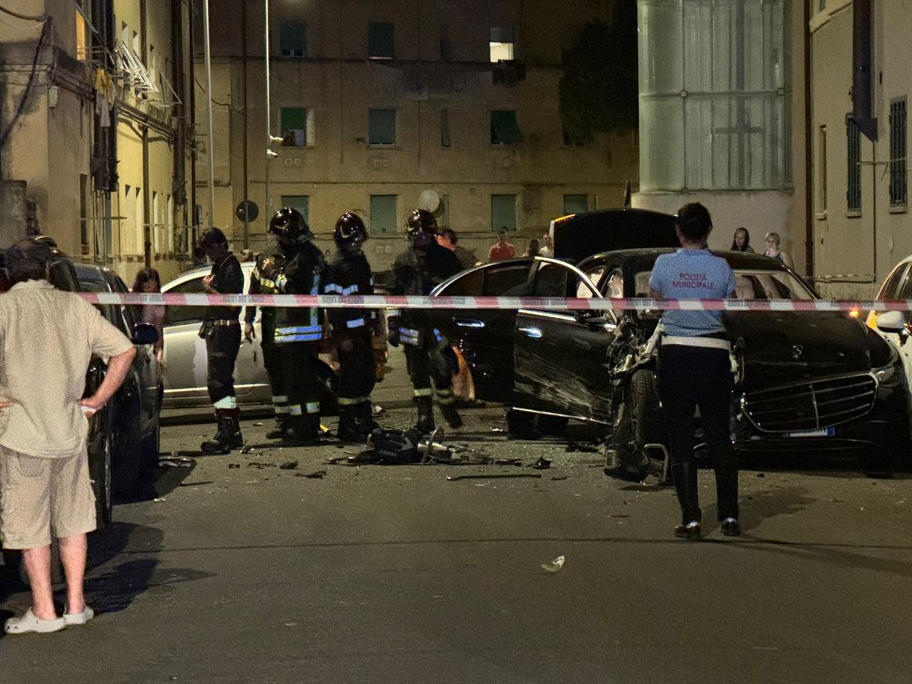 Livorno, si schianta in Mercedes contro due auto alla Guglia e scappa