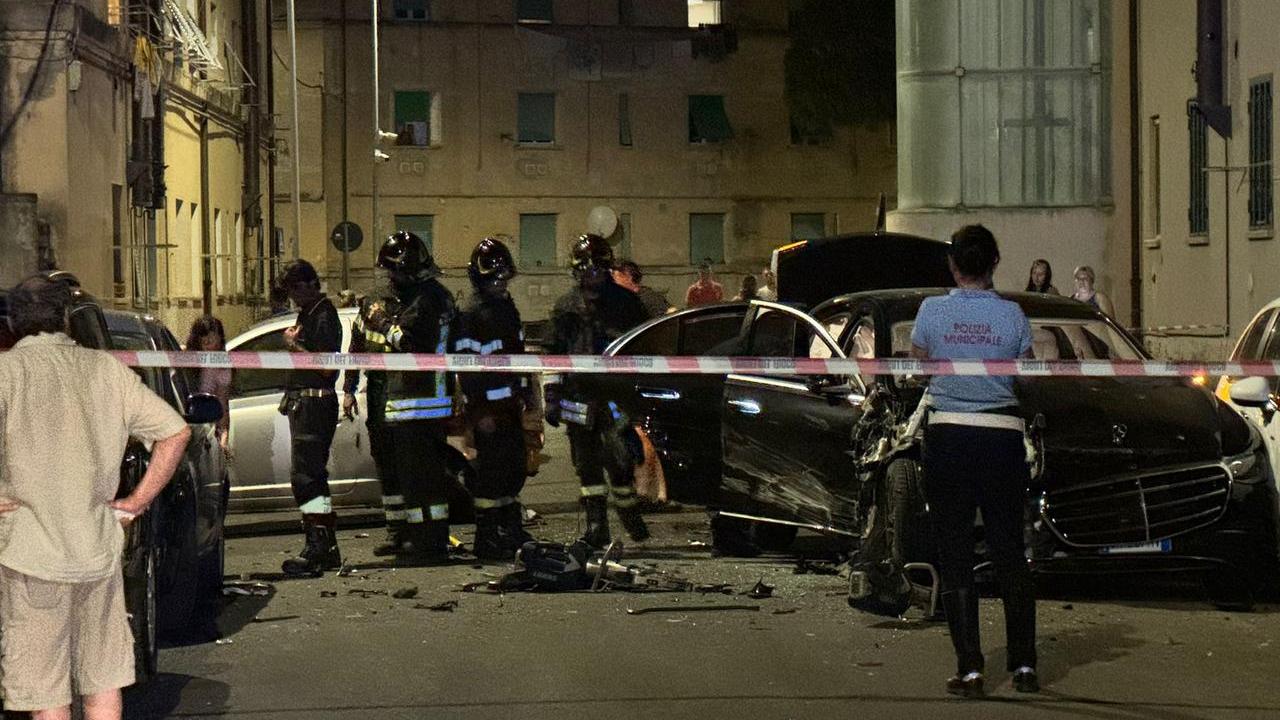 Livorno, si schianta in Mercedes contro due auto alla Guglia e scappa