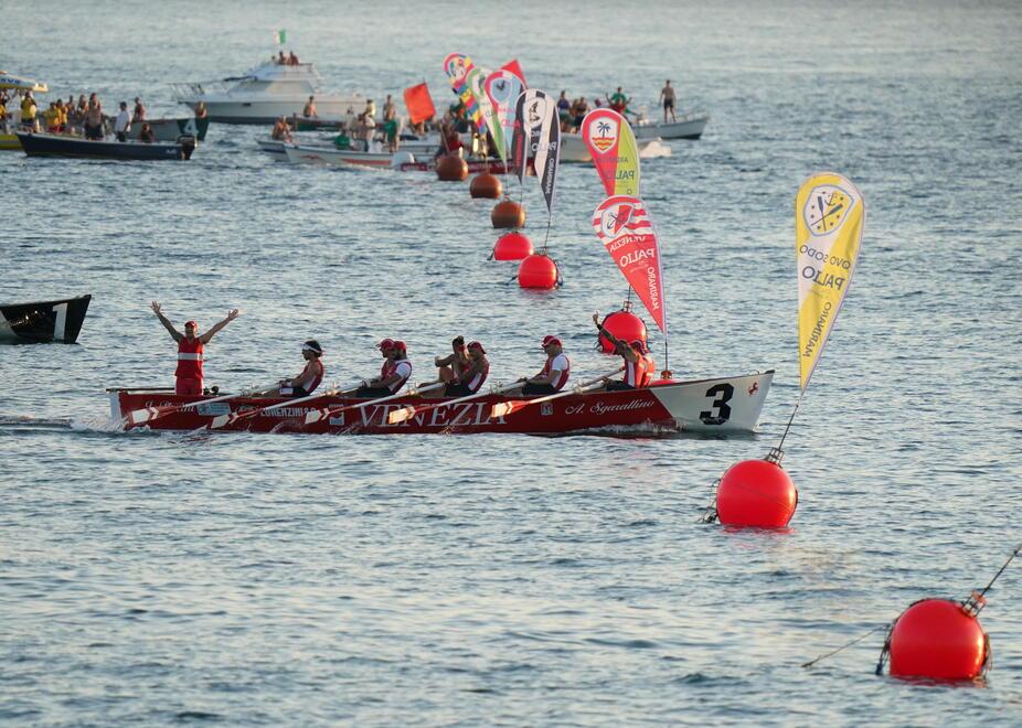 
	L'arrivo del Venezia che ha vinto il Palio 2025 (foto Stick)

