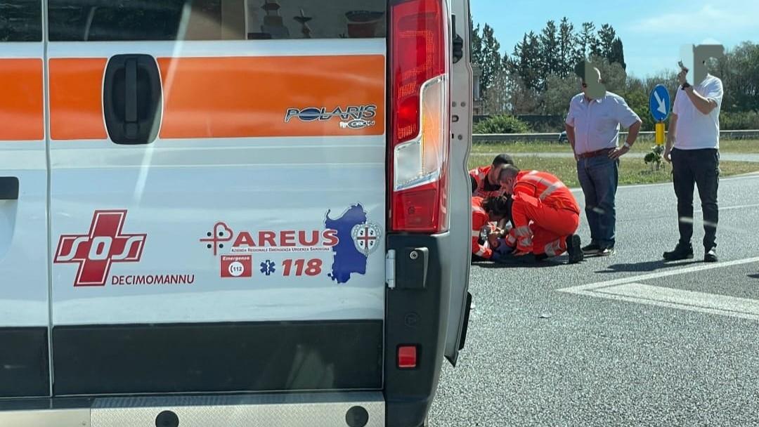 Travolto da un’auto mentre cammina a bordo strada: morto sul colpo