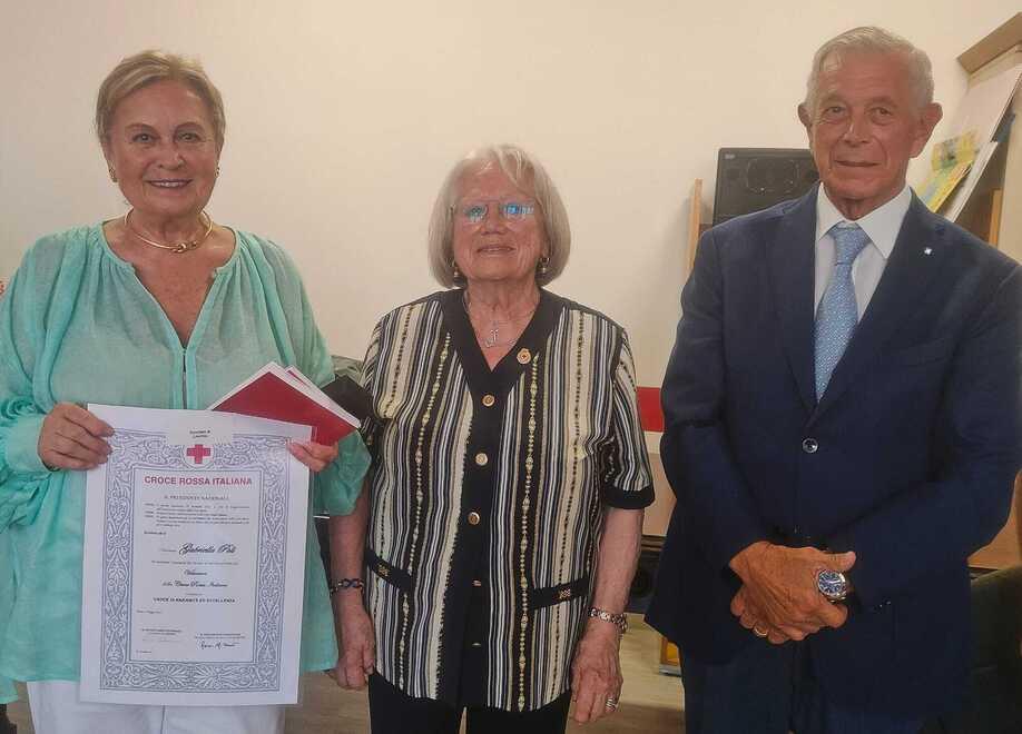 Livorno: la sorpresa di Piero Neri alla moglie premiata per i 50 anni in Croce Rossa<br type="_moz" />
